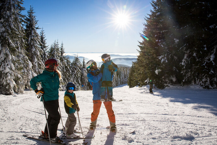 Familie fährt Ski auf dem Feldberg.